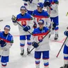Slovenskí hokejisti sa tešia z výhry nad Slovinskom na MS v hokeji 2026.