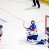 Český útočník Roman Červenka strieľa víťazný gól v zápase proti Slovensku na MS v hokeji 2026.