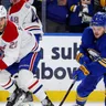 Juraj Slafkovský a Zach Benson v zápase Montreal Canadiens - Buffalo Sabres.
