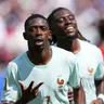 Ousmane Dembele oslavuje góly. 