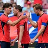 Útočník Anglicka Harry Kane (vpravo) sa teší z gólu so spoluhráčmi Johnom Stonesom a Jordanom Hendersonom (14).
