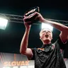 Wessel Nijman oslavuje víťazstvo nad Robom Crossom vo finále Slovak Darts Open 2026. 