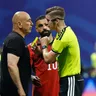 Tréner Egypťanov Hossam Hassan a rozhodca Francois Letexier z Francúzska v zápase osemfinále MS 2026 medzi Egyptom a Argentínou. 