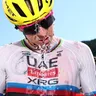 Tadej Pogačar sa ochladzuje vodou v horúčave, ktorá zasiahla úvod Tour de France 2026. 