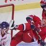 Ruský útočník Sergej Nemčinov pred slovenskou bránkou, bráni ho obranca Jerguš Bača, v bránke Jaromír Dragan v zápase Slovensko - Rusko (4:7) na Svetovom pohári v hokeji 1996.