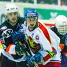 Stanislav Jasečko (vľavo) a Zdeno Cíger v zápase o titul medzi Slovanom Bratislava a HC Košice v sezóne 1997/98.