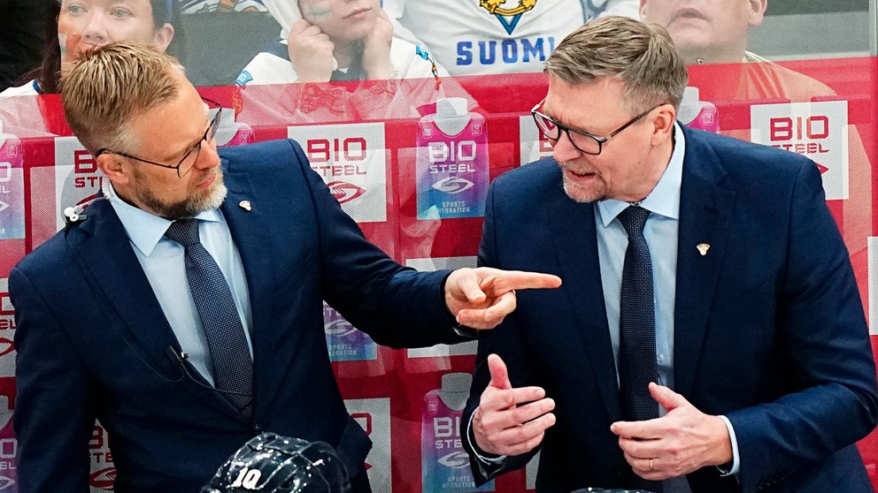 Fínsky tréner Jukka Jalonen (vpravo) počas zápasu Fínsko - Rakúsko na MS v hokeji 2023.