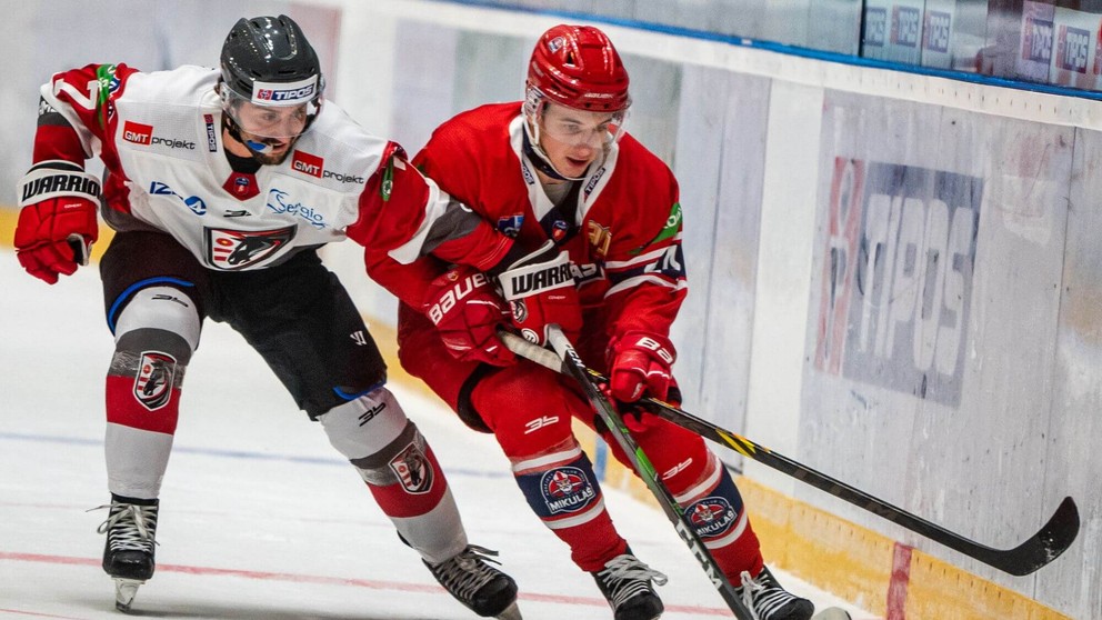 Na snímke zľava Max Gerlach v drese Prešova, ktorý zostúpil do SHL.