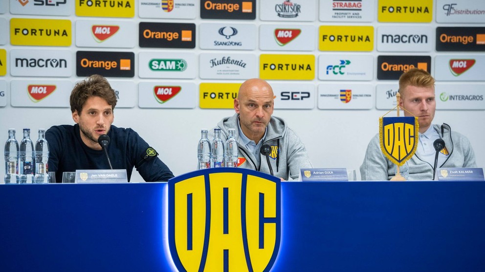 Záber z tlačovej konferencie tímu DAC 1904 Dunajská Streda. V strede je tréner Adrián Guľa.