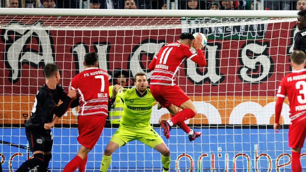Mergim Berisha strieľa gól v zápase  FC Augsburg - Bayern Leverkusen.