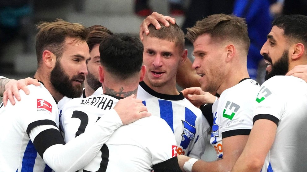 Márton Dárdai (v strede) sa teší po strelenom góle v drese Herthy Berlín.