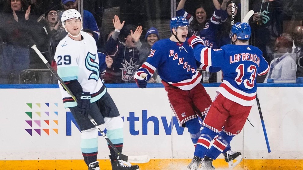 Radosť hráčov New York Rangers po vstrelení gólu.
