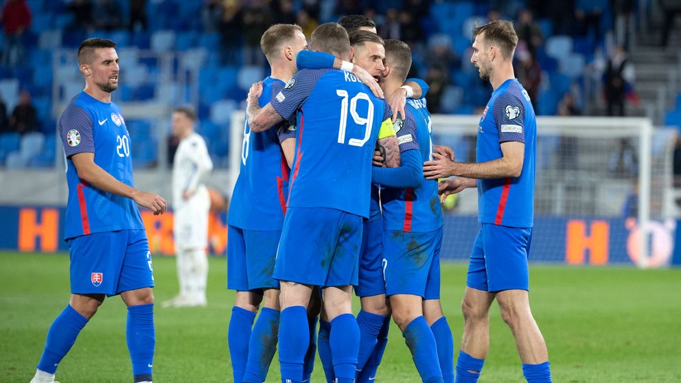 Slovenskí futbalisti sa tešia po strelenom góle v zápase Slovensko - Bosna a Hercegovina v kvalifikácii EURO 2024.