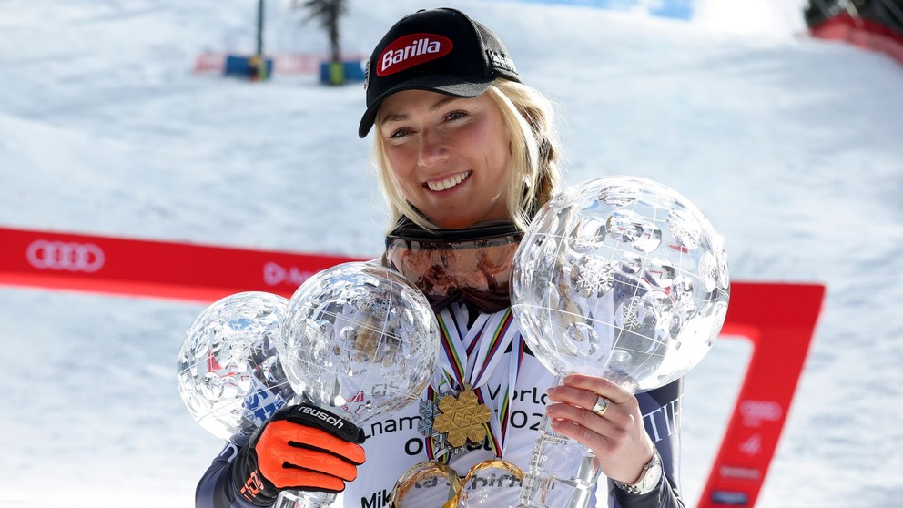 Mikaela Shiffrinová pózuje s malými glóbusmi za slalom, obrovský slalom a veľkým glóbusom za celkové prvenstvo vo Svetovom pohári.