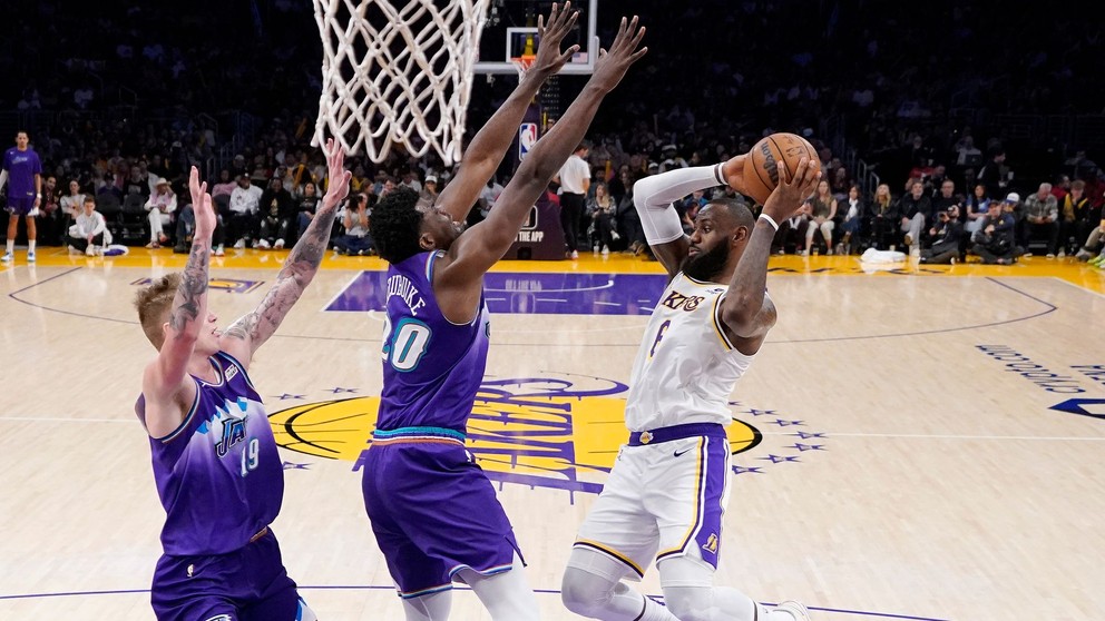 LeBron James (vpravo) v zápase Los Angeles Lakers - Utah Jazz.