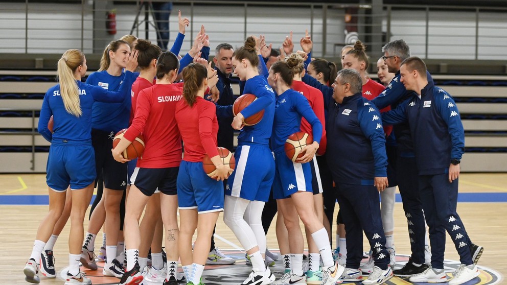 Hráčky a realizačný tím slovenskej basketbalovej reprezentácie žien.