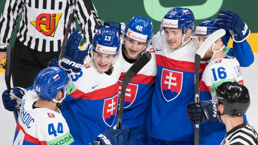Slovenskí hokejisti, zľava Mislav Rosandič, František Gajdoš, Viliam Čacho, Oliver Okuliar a Róbert Lantoši. 