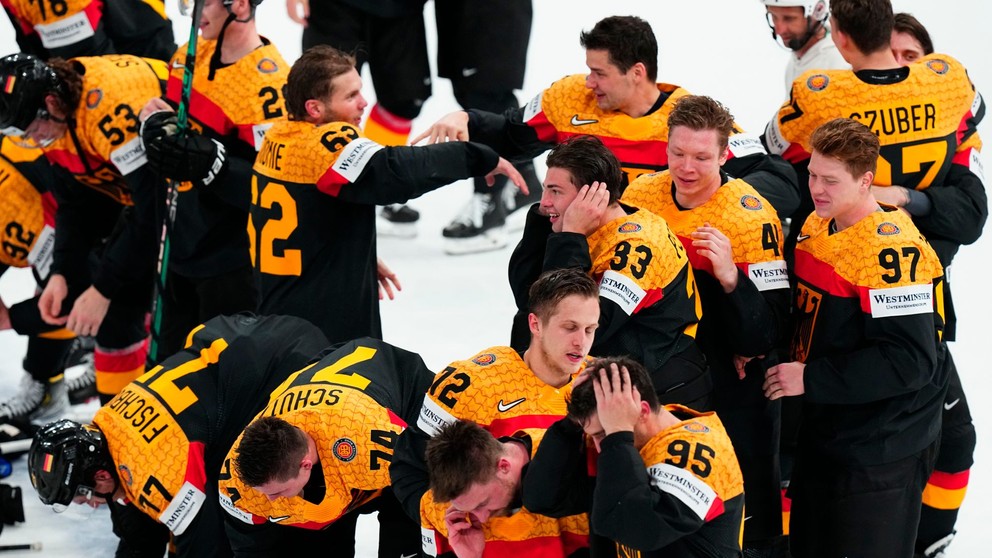 Reprezentanti Nemecka oslavujú víťazstvo nad USA a postup do finále MS v hokeji 2023.
