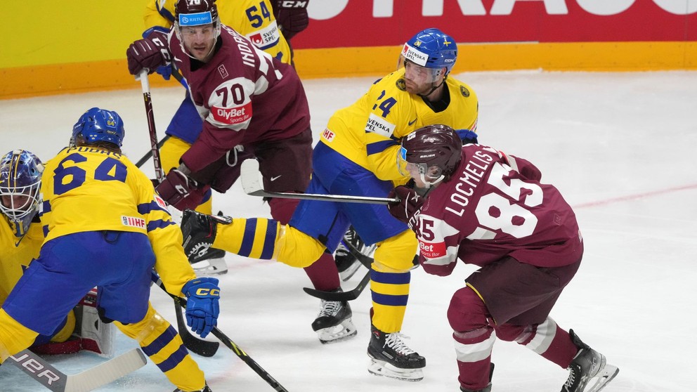 Dans Locmelis strieľa gól v zápase Švédsko - Lotyšsko vo štvrťfinále MS v hokeji 2023.