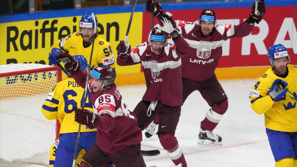 Dans Locmelis sa so spoluhráčmi teší po strelenom góle v zápase Švédsko - Lotyšsko vo štvrťfinále MS v hokeji 2023.