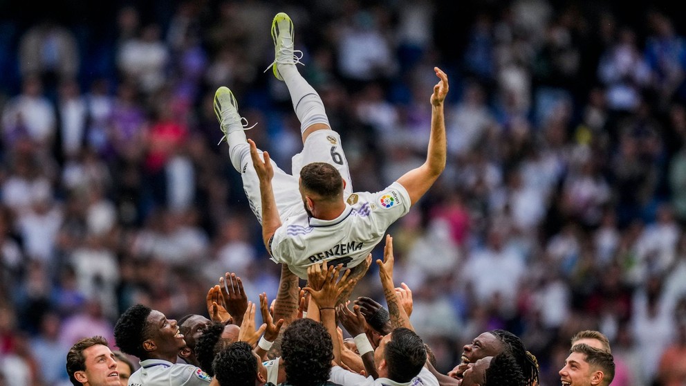 Futbalisti Realu Madrid sa lúčia so spoluhráčom Karimom Benzemom.