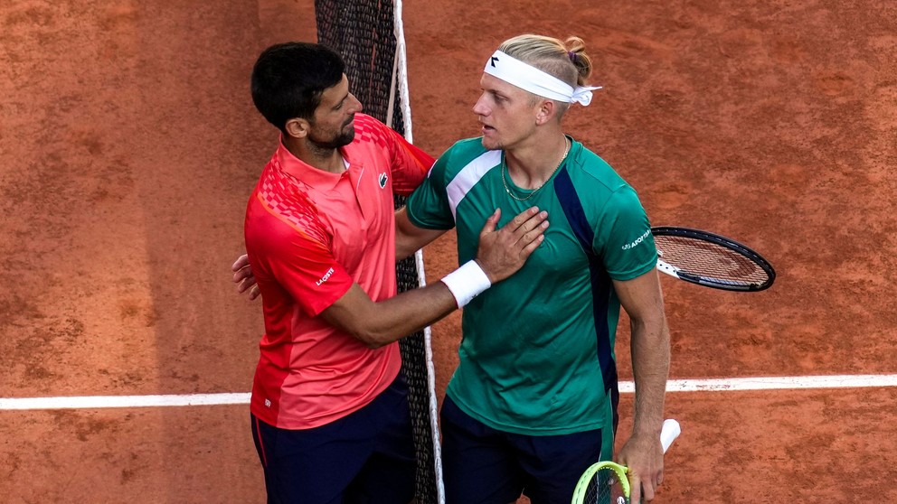 Novak Djokovič a Alejandro Davidovich Fokina na Roland Garros 2023.
