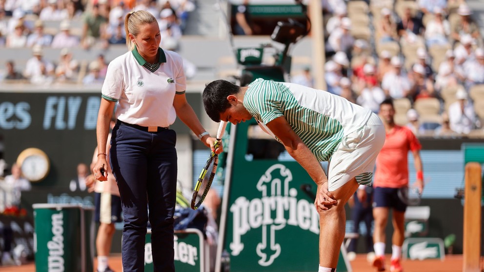 Carlosa Alcaraza trápili na Roland Garros svalové kŕče.