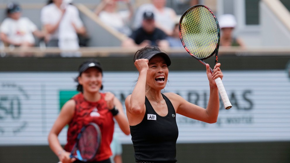 Hsieh Su-Wei (v popredí) sa teší zo zisku titulu vo štvorhre na Roland Garros 2023. 