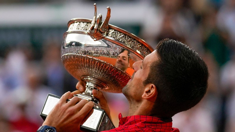 Novak Djokovič s trofejou po výhre na Roland Garros 2023.