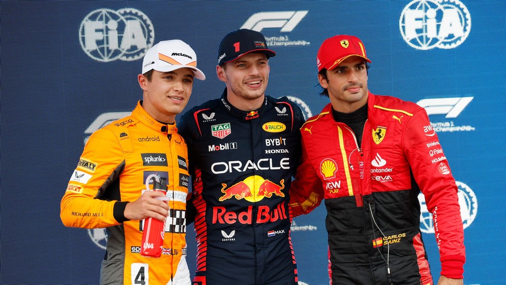 Zľava Lando Norris, Max Verstappen, Carlos Sainz po kvalifikácii na Veľkú cenu Španielska 2023.