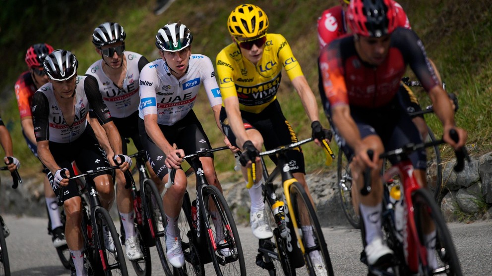 Tadej Pogačar a Jonas Vingegaard v 17. etape na Tour de France 2023.