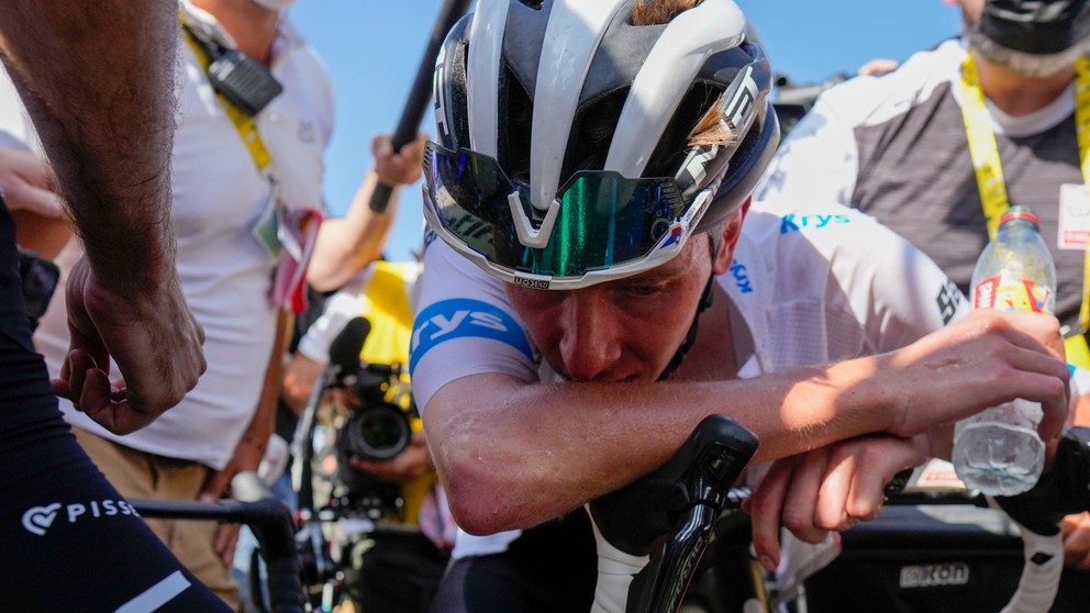 Unavený Tadej Pogačar v cieli 17. etapy na Tour de France 2023.