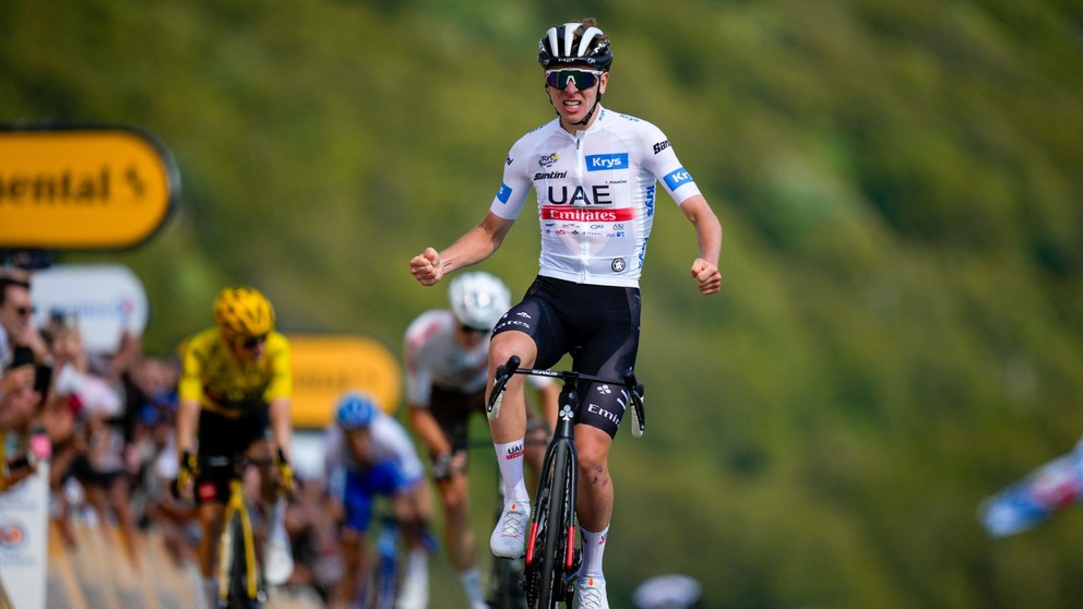 Tadej Pogačar vyhral 20. etapu na Tour de France 2023. V pozadí Jonas Vingegaard v žltom drese.
