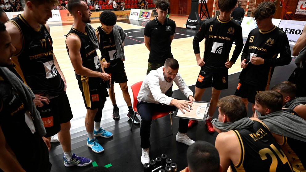 Basketbalisti tímu BC Prievidza s trénerom Sašom Jankovičom.