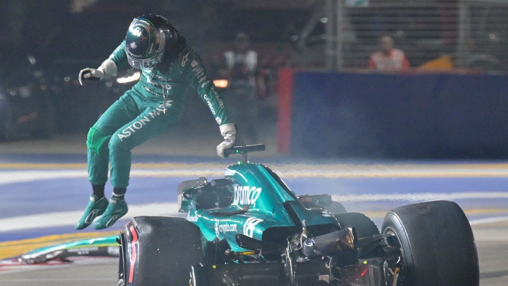 Lance Stroll po havárii v kvalifikácii na Veľkú cenu Singapuru 2023.