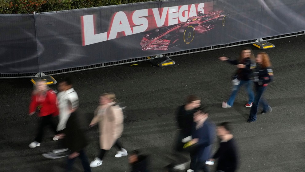 Fanúšikovia opúšťajú areál Veľkej ceny Las Vegas po predčasne ukončenom tréningu.