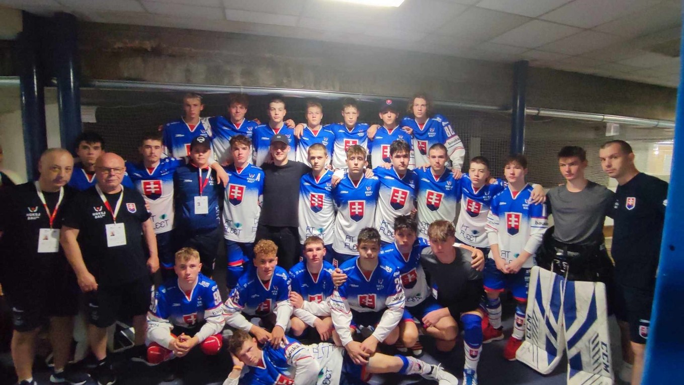 Slovenskí hokejbalisti v kategórii U16. 