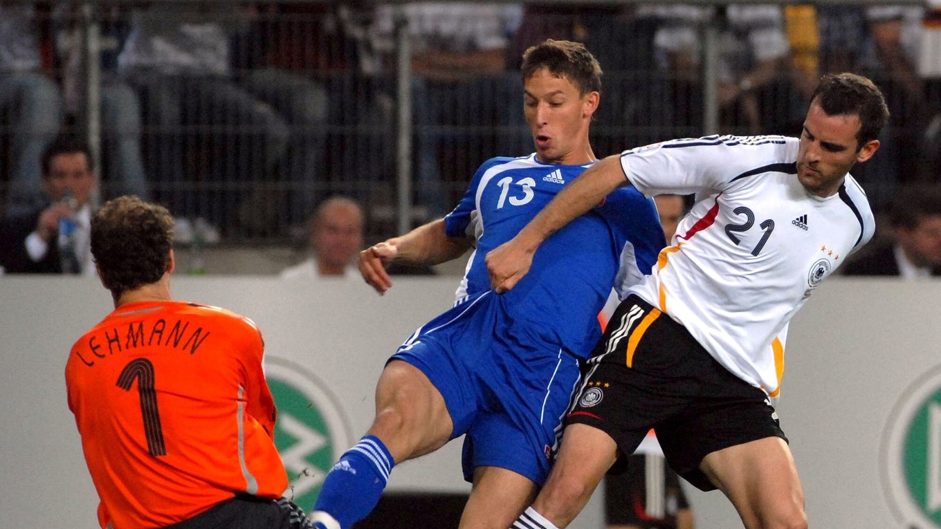 Christoph Metzelder (vpravo) v nemeckom drese v zápase proti Slovensku v roku 2007.