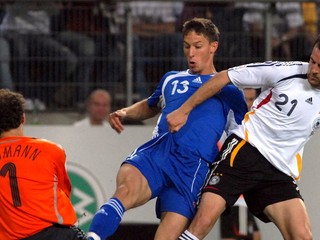 Christoph Metzelder (vpravo) v nemeckom drese v zápase proti Slovensku v roku 2007.