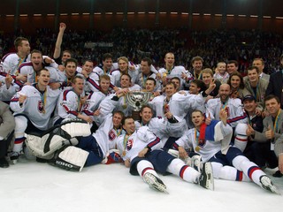 Zlatý slovenský hokejový tím po víťazstve na MS v hokeji 2002.