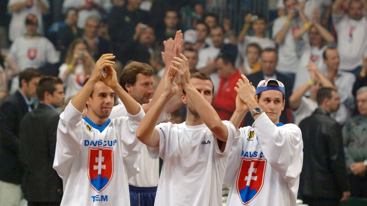 Dominik Hrbatý, Karol Kučera, Karol Beck ďakujú fanúšikom. V pozadí druhý zľava nehrajúci kapitán Miloš Mečíř.