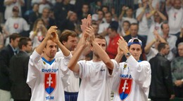 Dominik Hrbatý, Karol Kučera, Karol Beck ďakujú fanúšikom. V pozadí druhý zľava nehrajúci kapitán Miloš Mečíř.