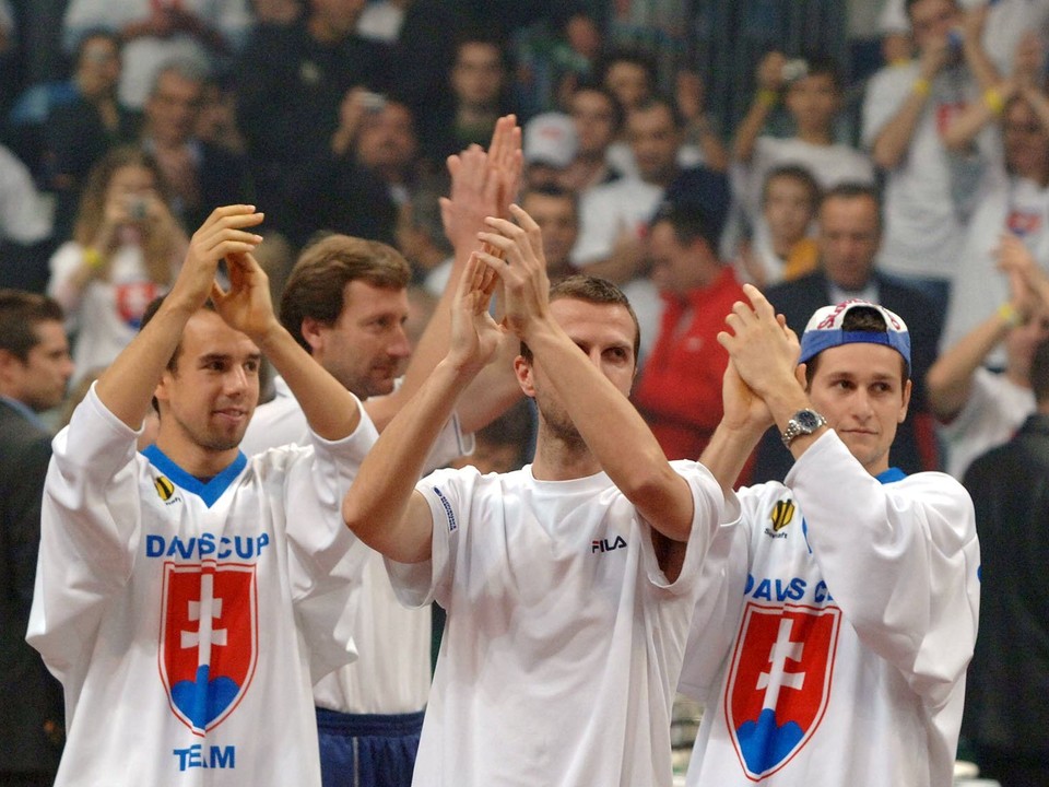 Dominik Hrbatý, Karol Kučera, Karol Beck ďakujú fanúšikom. V pozadí druhý zľava nehrajúci kapitán Miloš Mečíř.