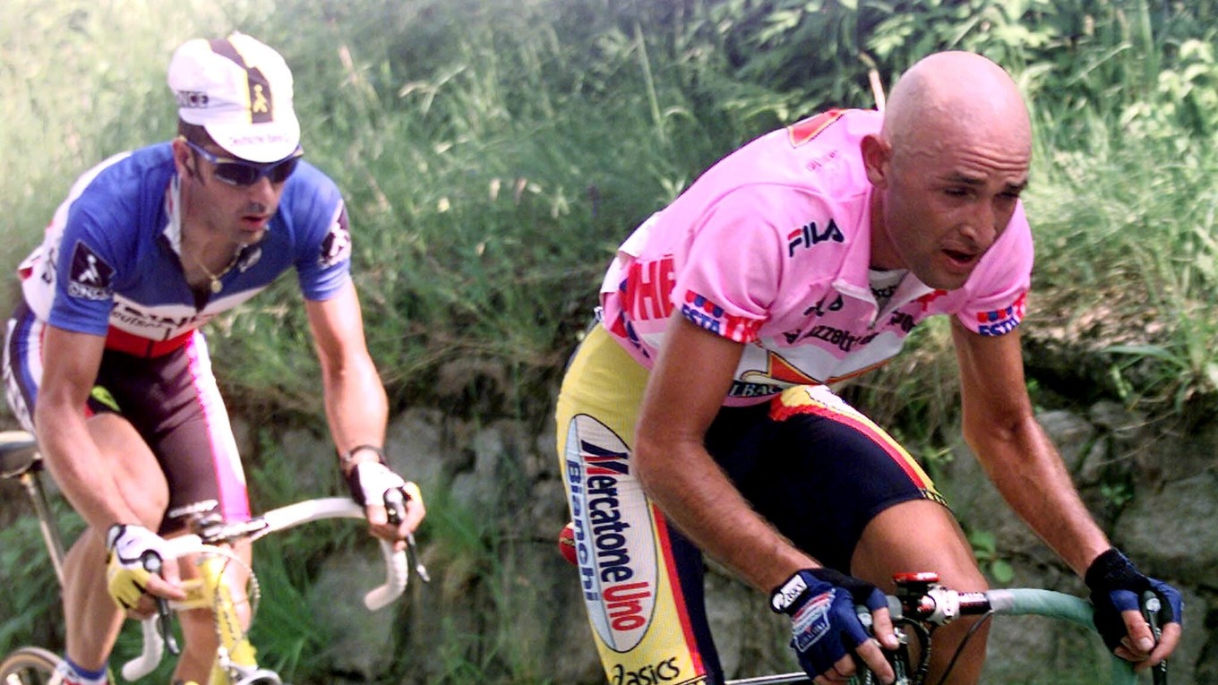 Marco Pantani (vpravo) ako líder pretekov na Giro d´ Italia 1999. 