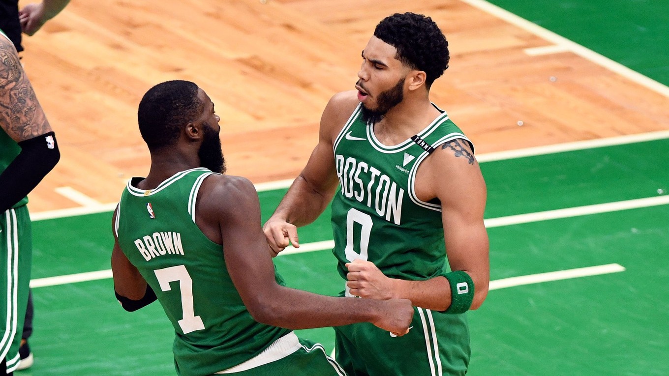 Hráči Bostonu Celtics pri výhre nad New Orleans Pelicans.