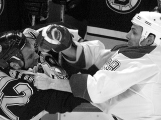 Gino Odjick (vpravo) v pästnom súboji s P.J. Stockom.