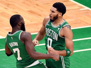 Hráči Bostonu Celtics pri výhre nad New Orleans Pelicans.