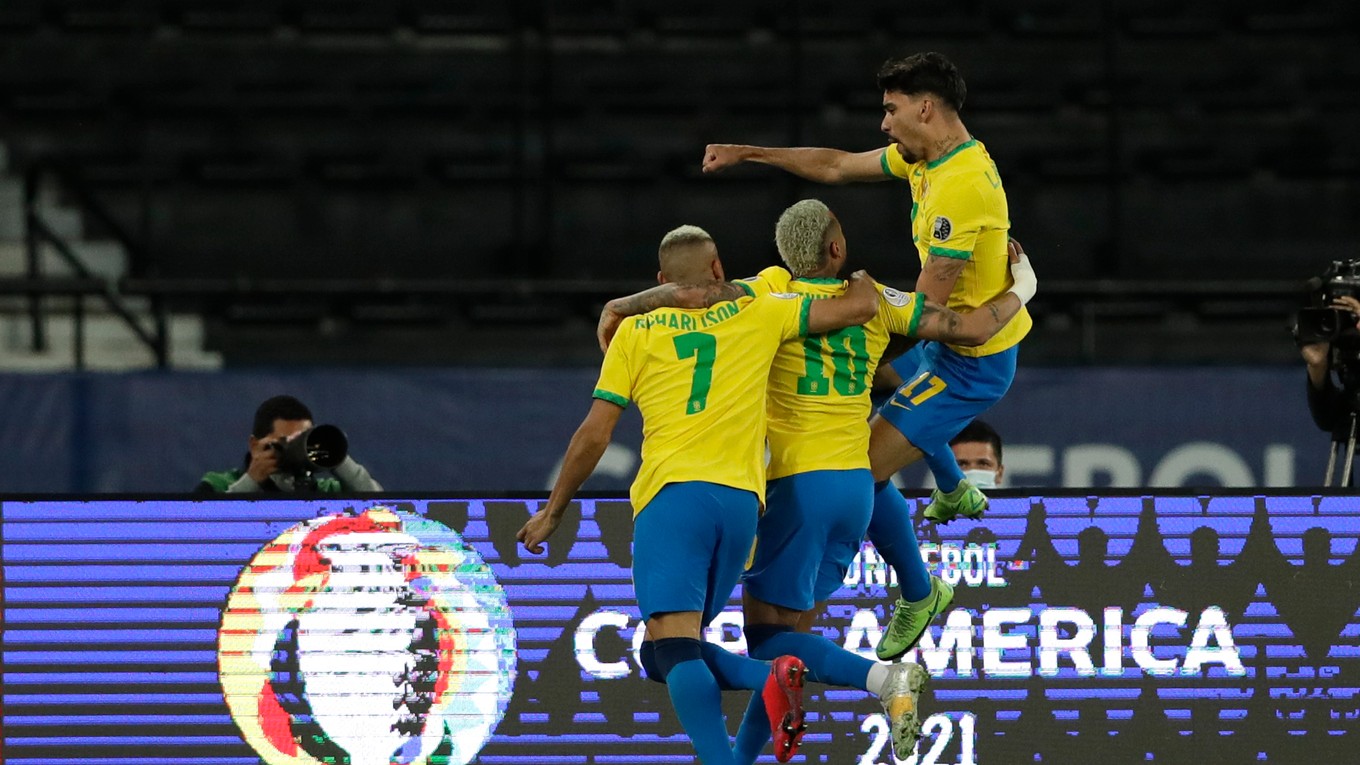Lucas Paquetá (vpravo) sa teší po strelenom góle vo štvrťfinále Copa América 2021 Brazília - Čile.