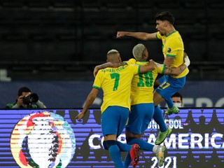 Lucas Paquetá (vpravo) sa teší po strelenom góle vo štvrťfinále Copa América 2021 Brazília - Čile.