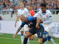 Vladimír Weiss ml. a Theodor Gebre Selassie počas zápasu Slovensko - Česko v Lige národov.